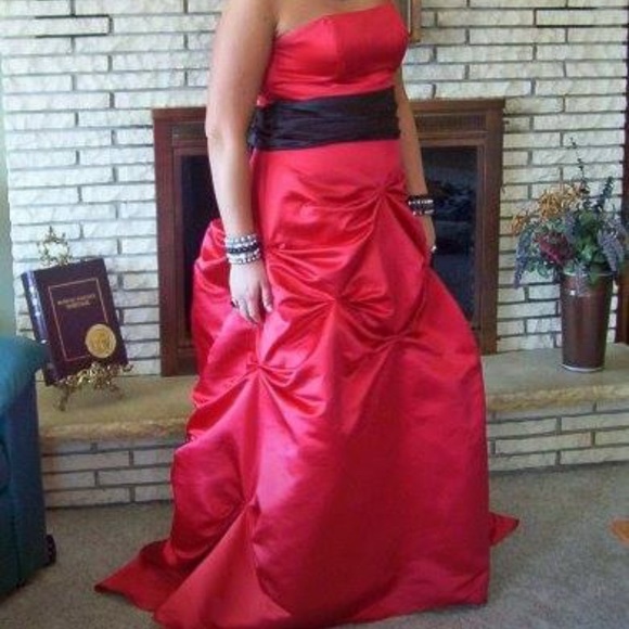 Red formal gown - Picture 1 of 3